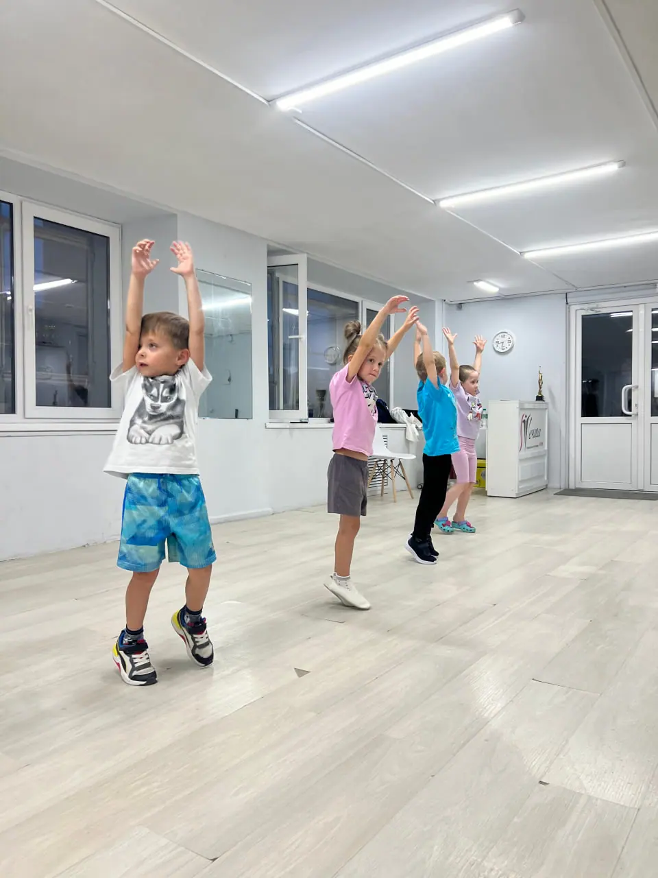 Малыши на разминке в светлом зале